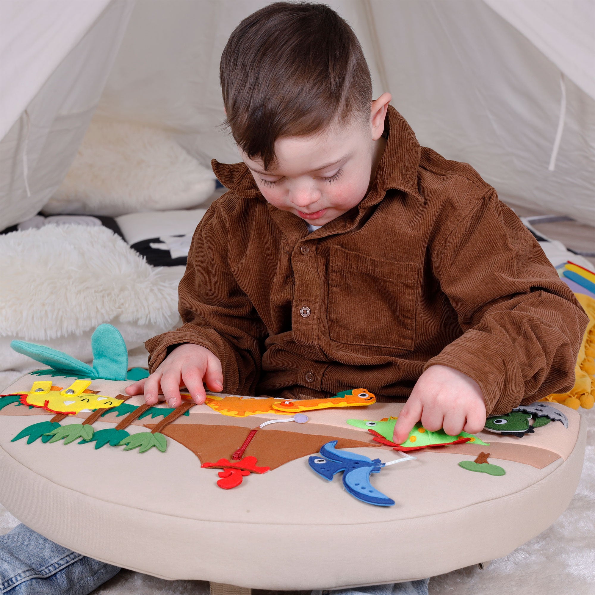 Activity chair round Activity chair Rondo beige with Dino cushion
